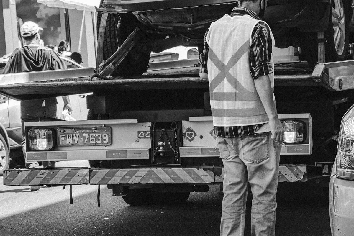 Dépanneuse Auto Services Francilien intervenant pour l'enlèvement gratuit d'une épave en Île-de-France